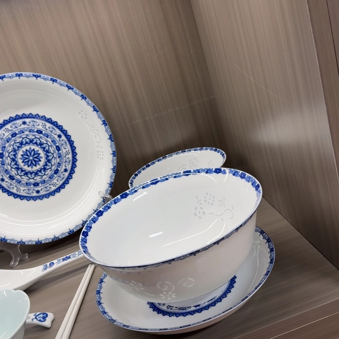 白瓷青花玲珑8英寸碗2个