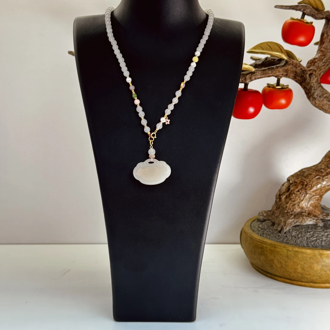 壹屿珠宝 054323    和田玉典藏平安锁颈饰（第三款）