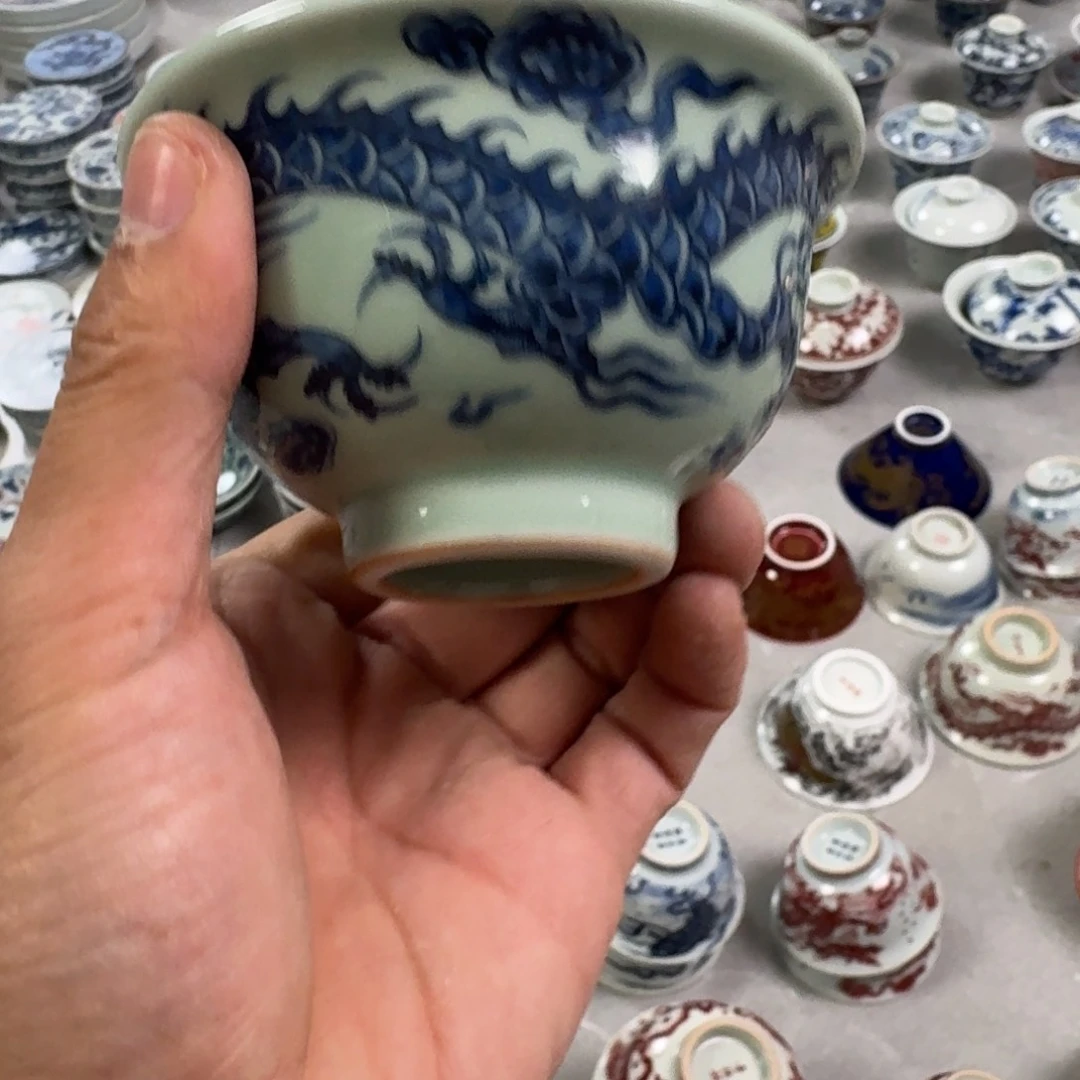 摆件清釉青花铠甲龙大压手