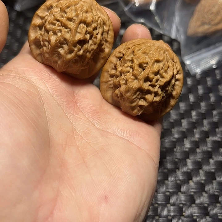 文玩核桃吊坠瓷娃娃