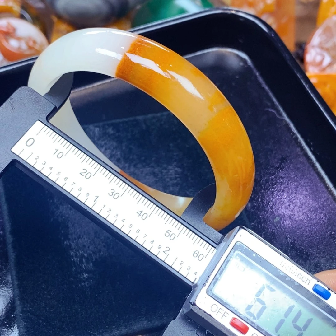 未镶嵌石英质玉（黄龙玉）颈饰