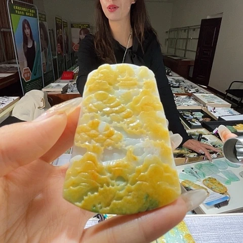 翡翠未镶嵌颈饰一个