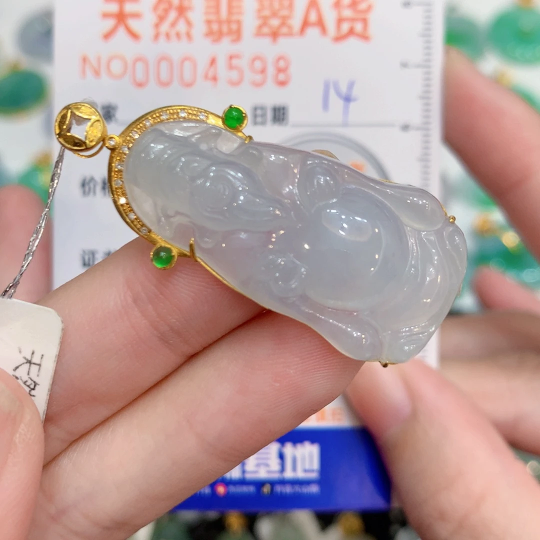 莹****翡翠18K金镶嵌颈饰财神