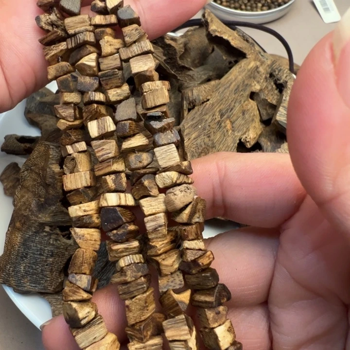 棋楠沉香原味车挂2条