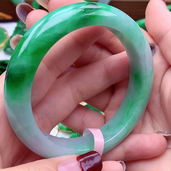 翡翠手镯未镶嵌翡翠
