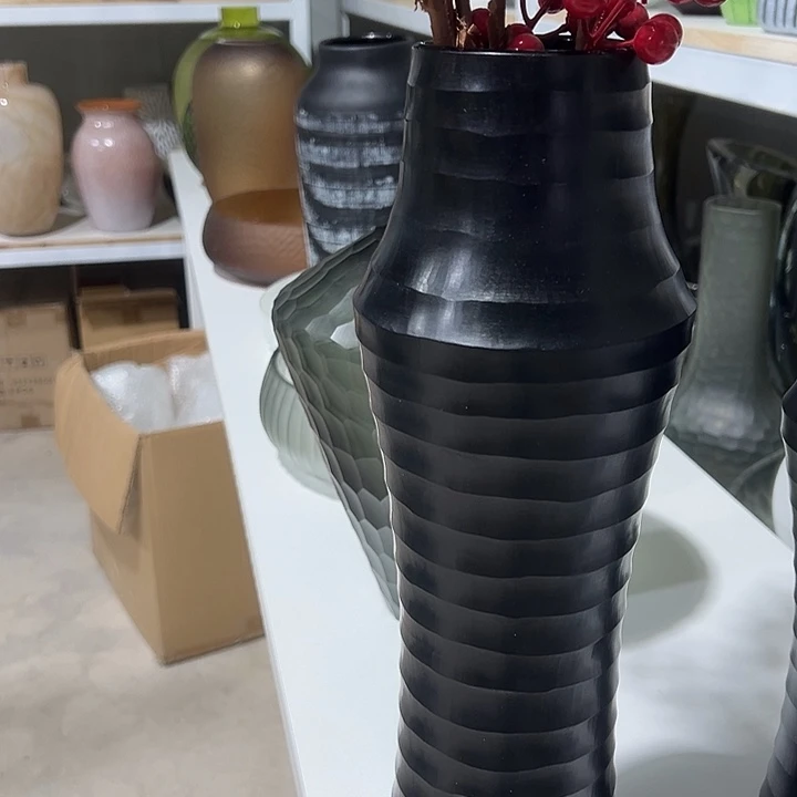 手工艺品琉璃黑色磨刻花瓶花器高40口7