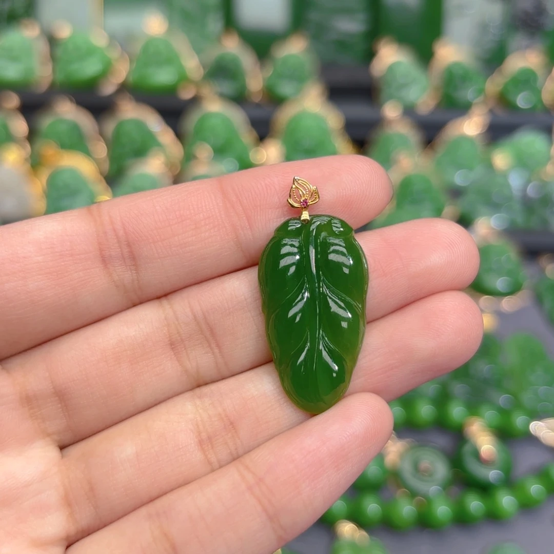 颈饰18K金镶嵌和田玉（碧玉）