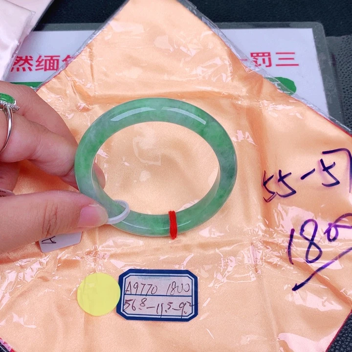 翡翠手镯未镶嵌缅甸翡翠