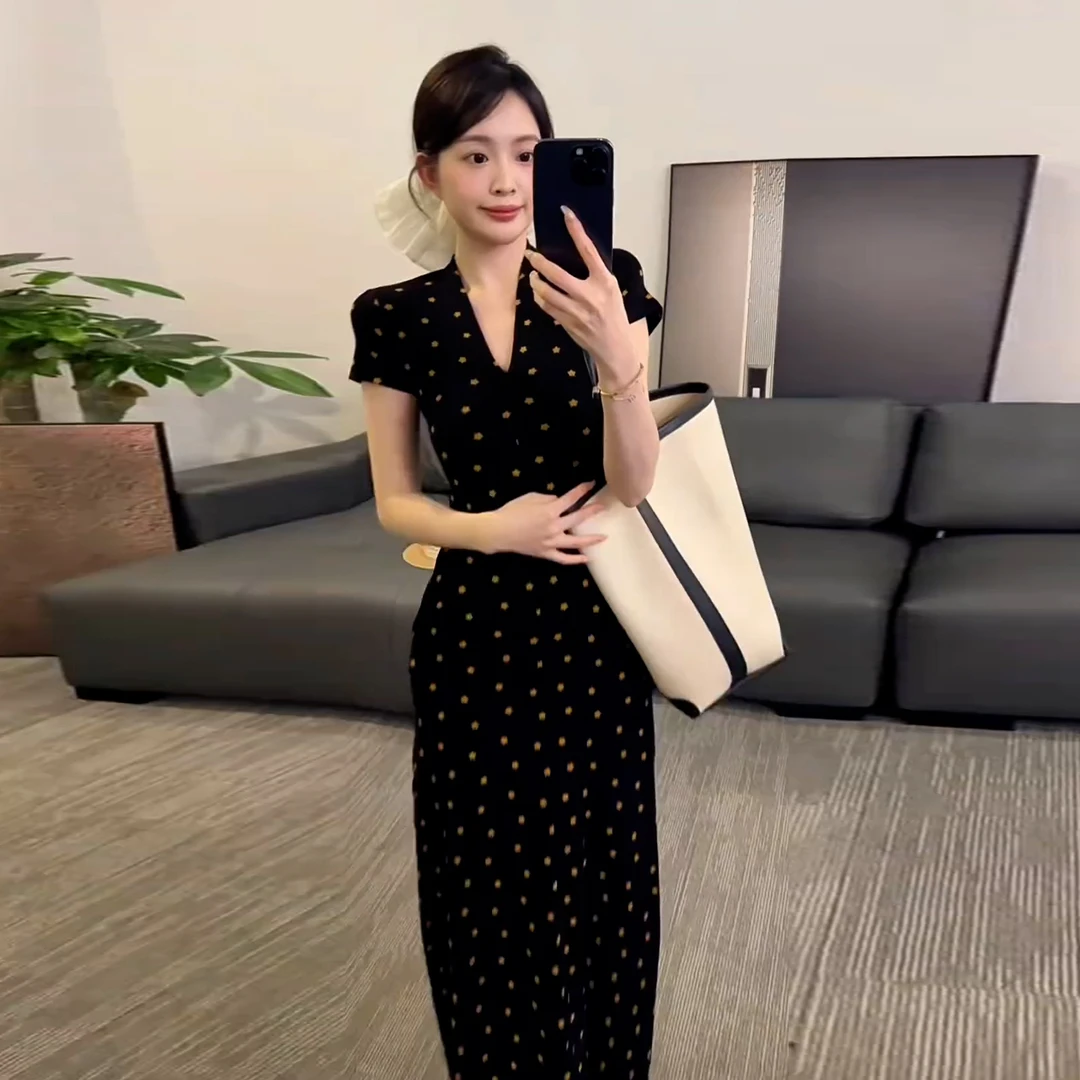 夏季2025新款黑色收腰波点长裙轻熟小众不撞款显瘦v领连衣裙子女
