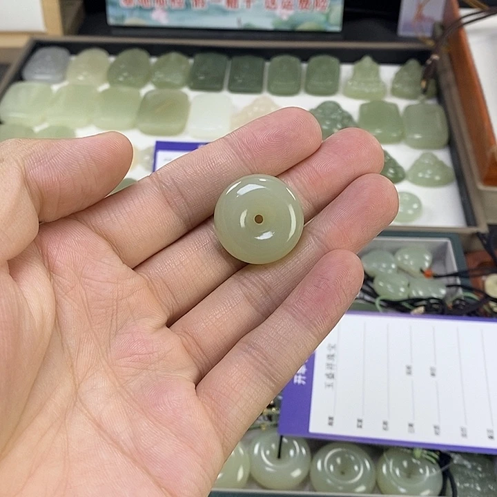 咪***路颈饰未镶嵌和田玉