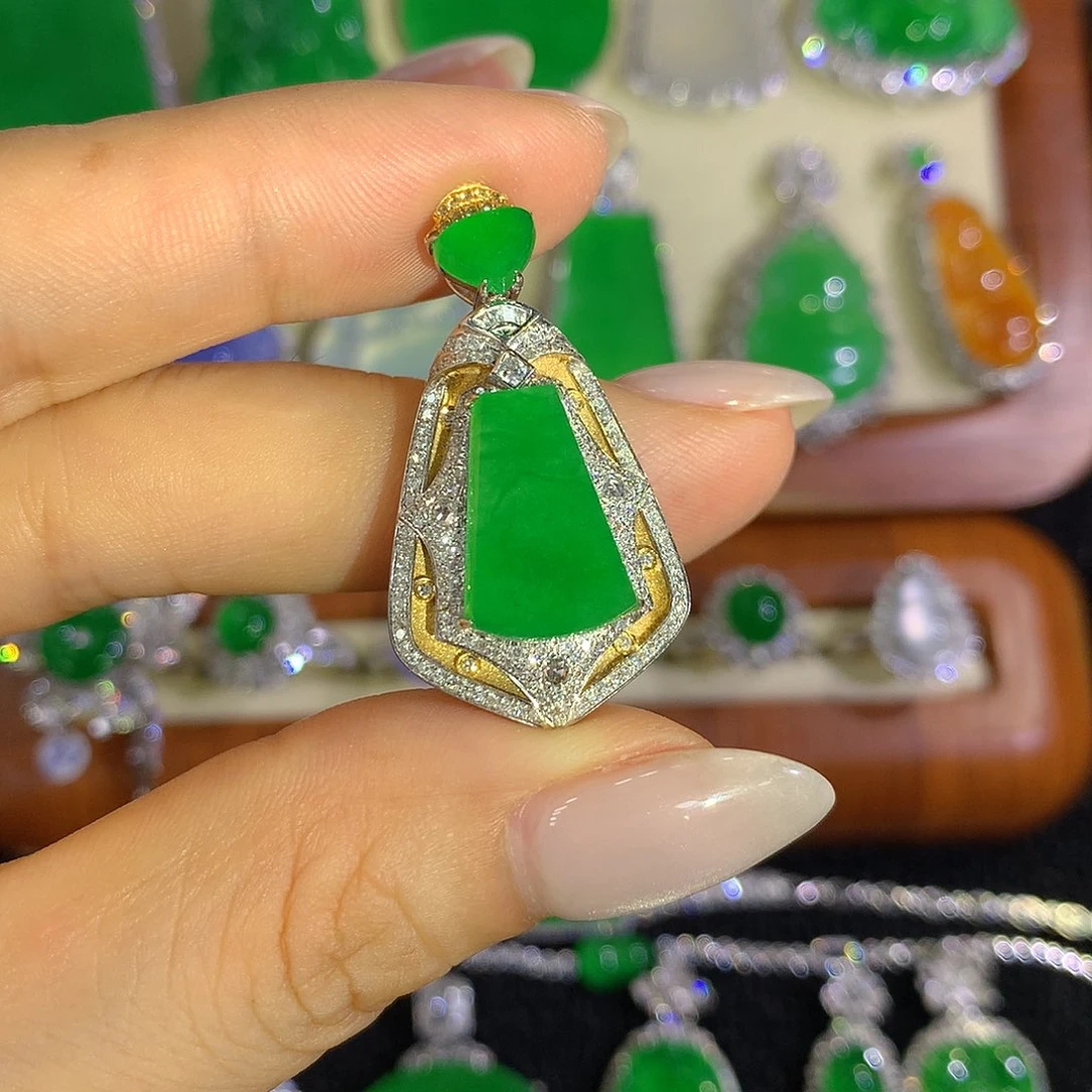 翡翠18K金镶嵌颈饰无事牌