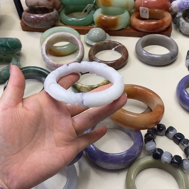 未镶嵌手镯石英质玉