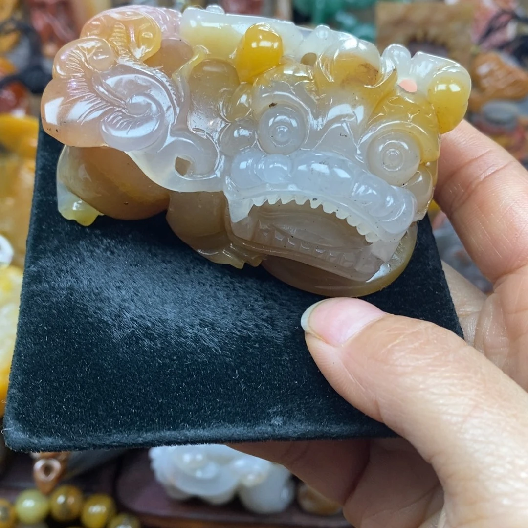 未镶嵌石英质玉（黄龙玉）颈饰