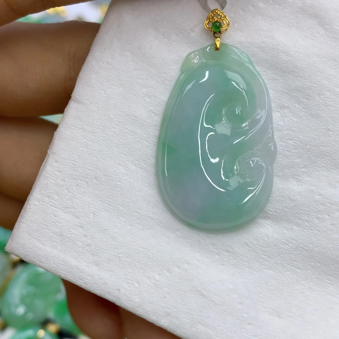 翡翠18K金镶嵌颈饰