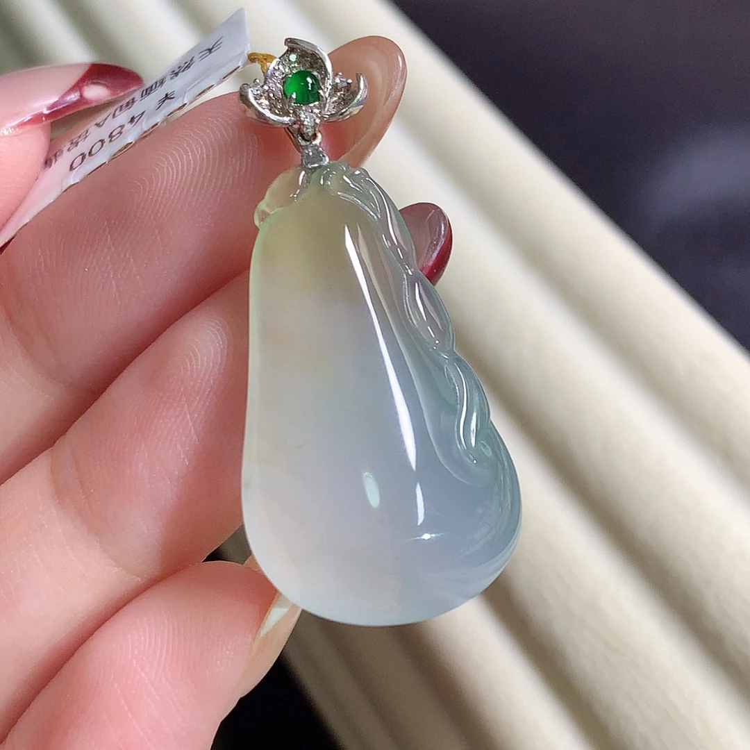 翡翠18K金镶嵌颈饰瓜