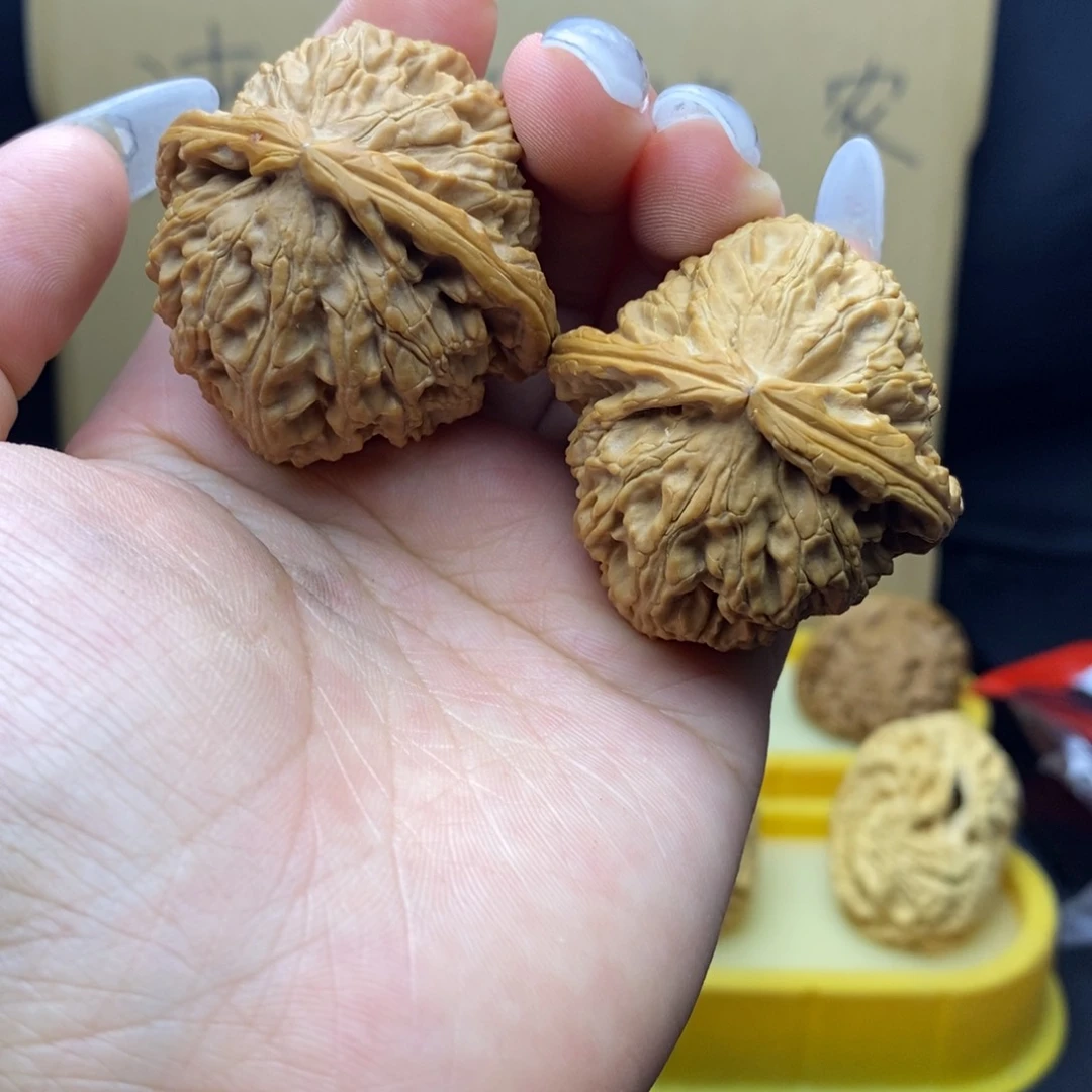 文玩核桃吊坠三角白