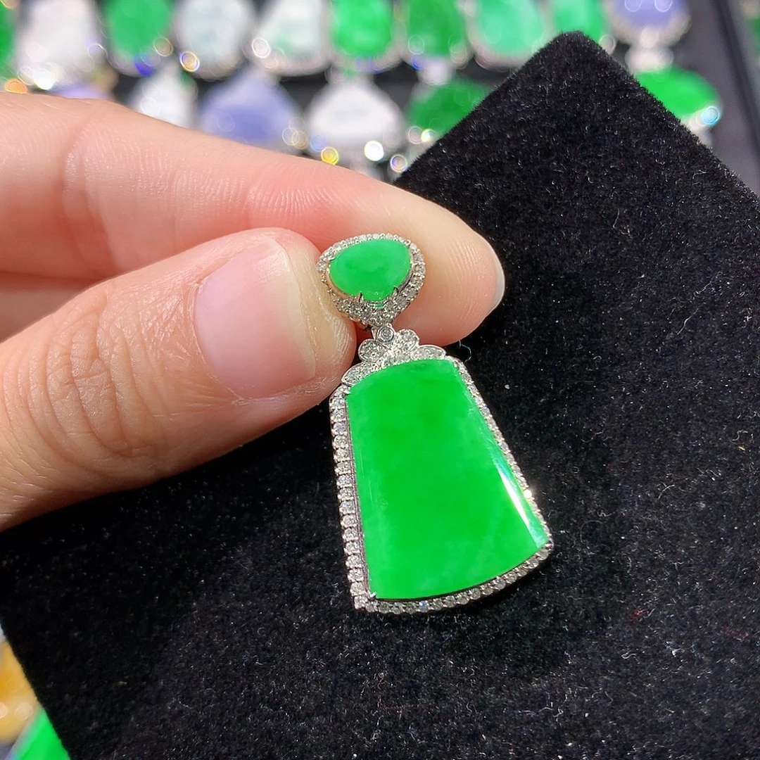 翡翠18K金镶嵌颈饰