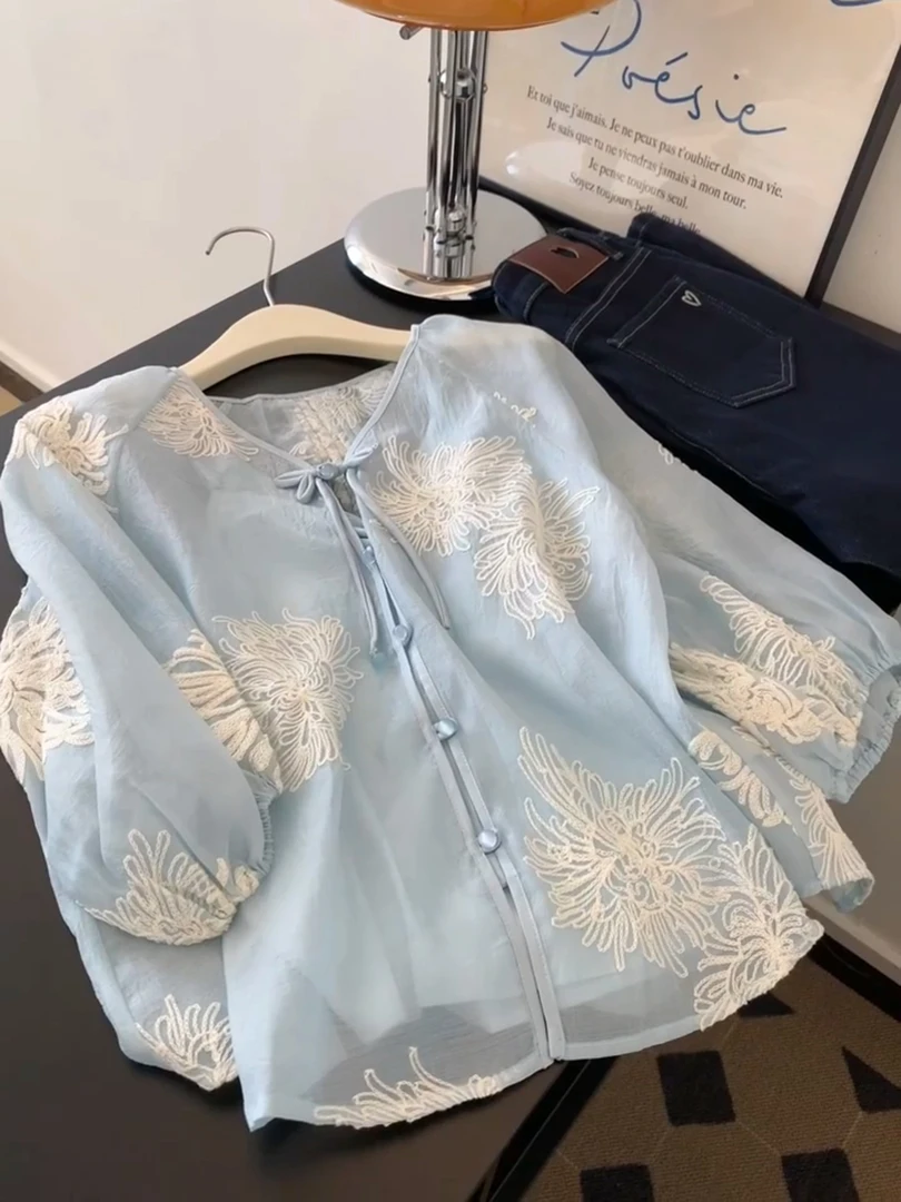 新中式轻国风蓝色刺绣v领衬衣女2025新款爆款高级感正肩休闲上衣