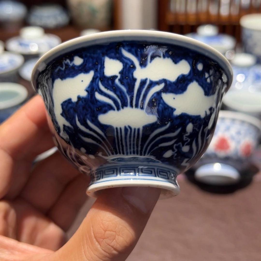 精品青花留白暗刻鱼藻纹小撇口杯口径约8.7厘米