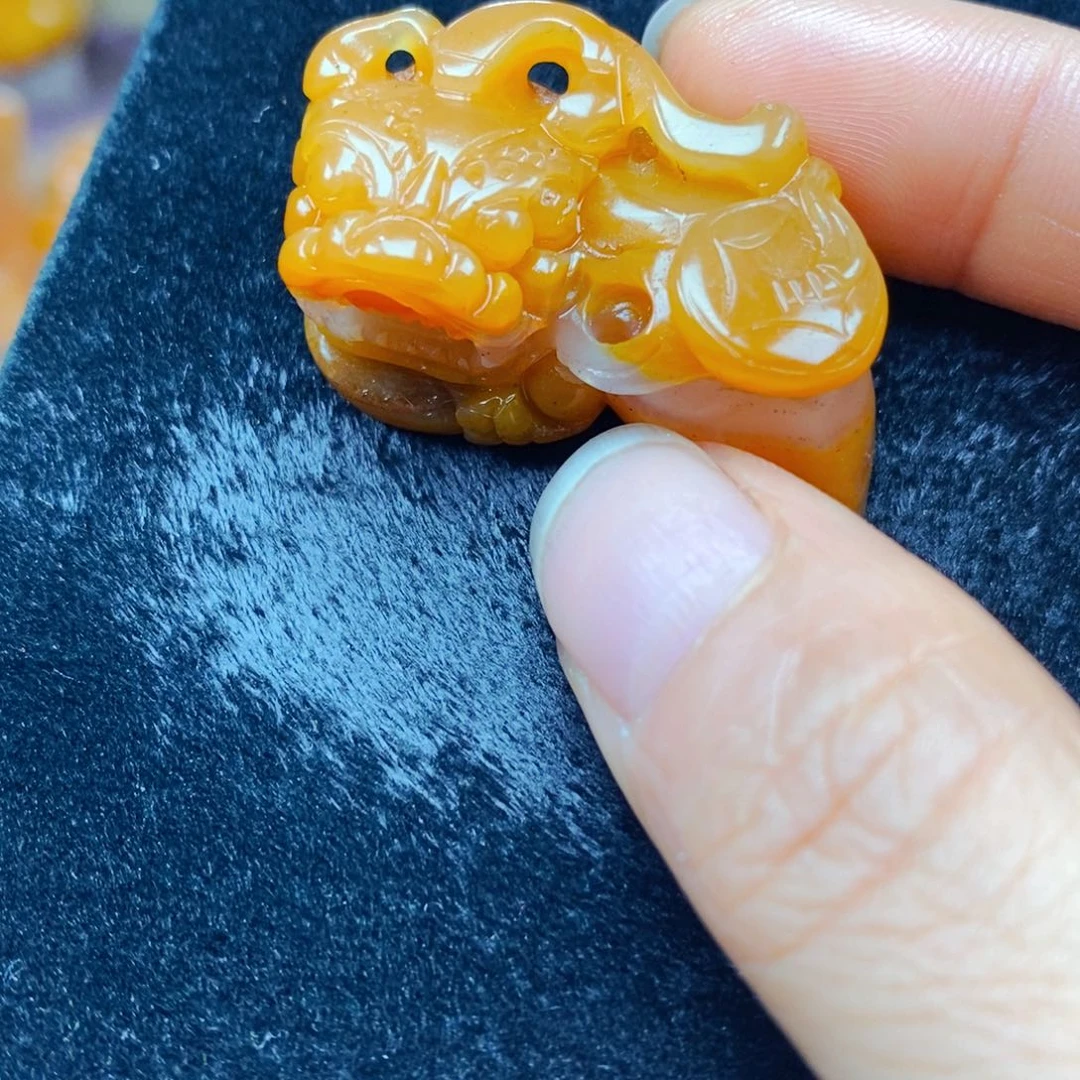 未镶嵌石英质玉（黄龙玉）颈饰