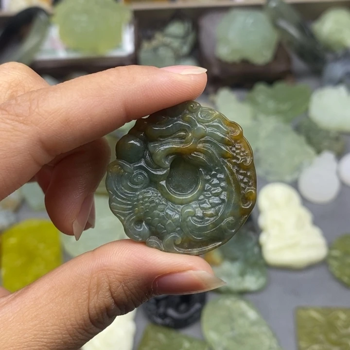 蛇纹石玉未镶嵌颈饰