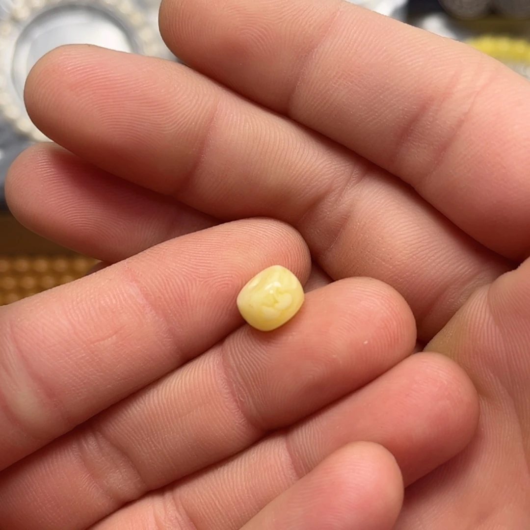 蜜蜡未镶嵌珠宝奇石44-蜜蜡 微微瑕两个小点 9.6m