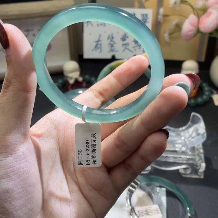 翡翠未镶嵌手镯纯净啤酒瓶绿56