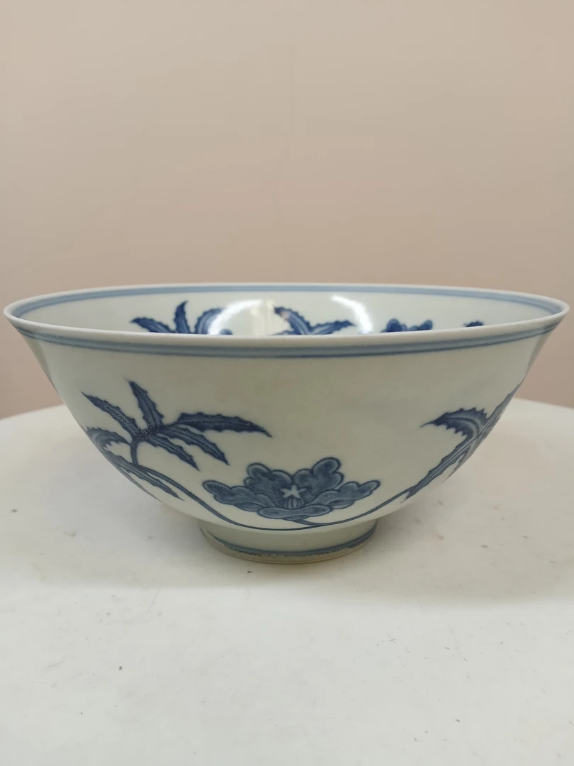 青花花卉纹碗。直径15厘米