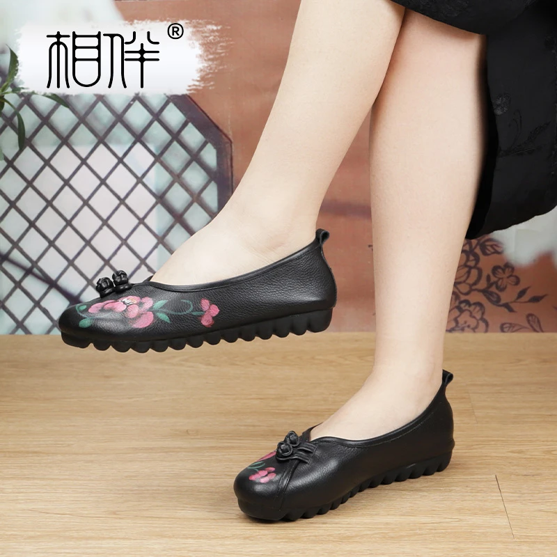 相伴真皮手工国风牛皮复古女士单鞋平底软底中老年妈妈鞋53020