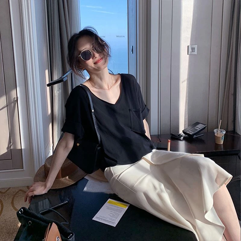 小装穿搭2025夏季薄款纯色V领短袖T恤女新款小个子百搭中长款上衣