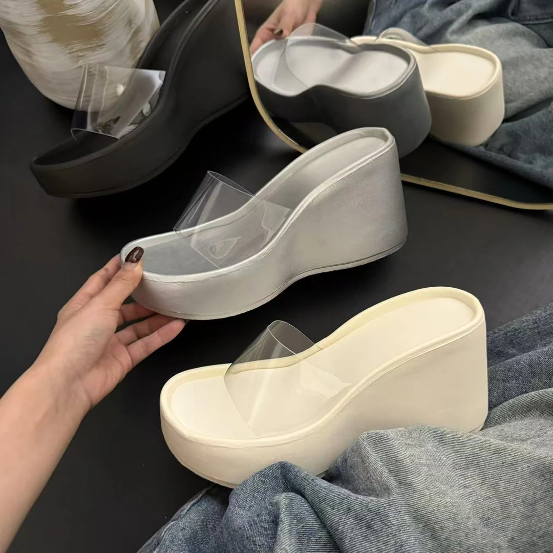 2025年夏季新款时尚坡跟小个子外穿女一字透明带设计款外穿女拖鞋