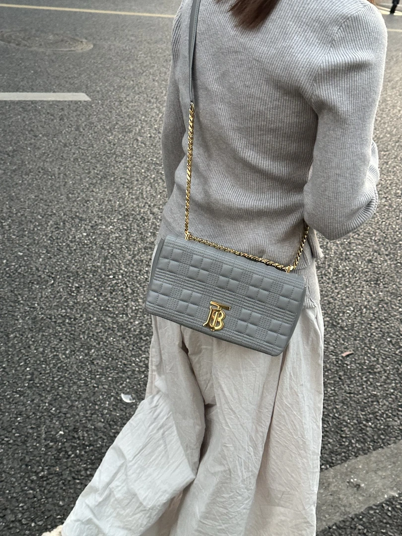95新 BURBERRY/博柏利 Lola灰色链条手提单肩斜，现好价