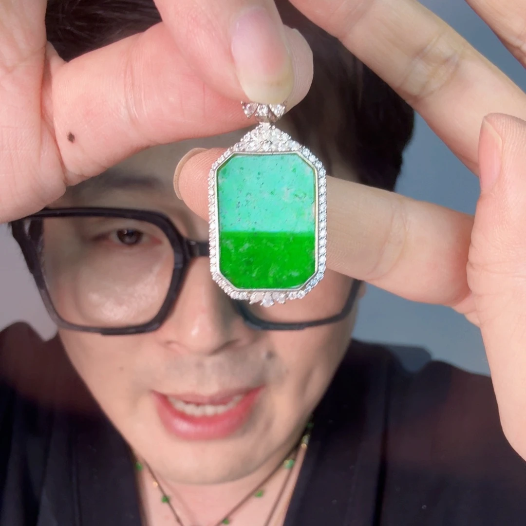 翡翠未镶嵌颈饰一件