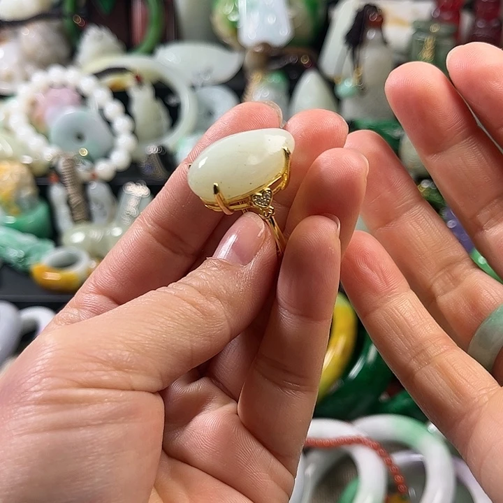 翡翠未镶嵌颈饰翡翠未镶嵌颈饰
