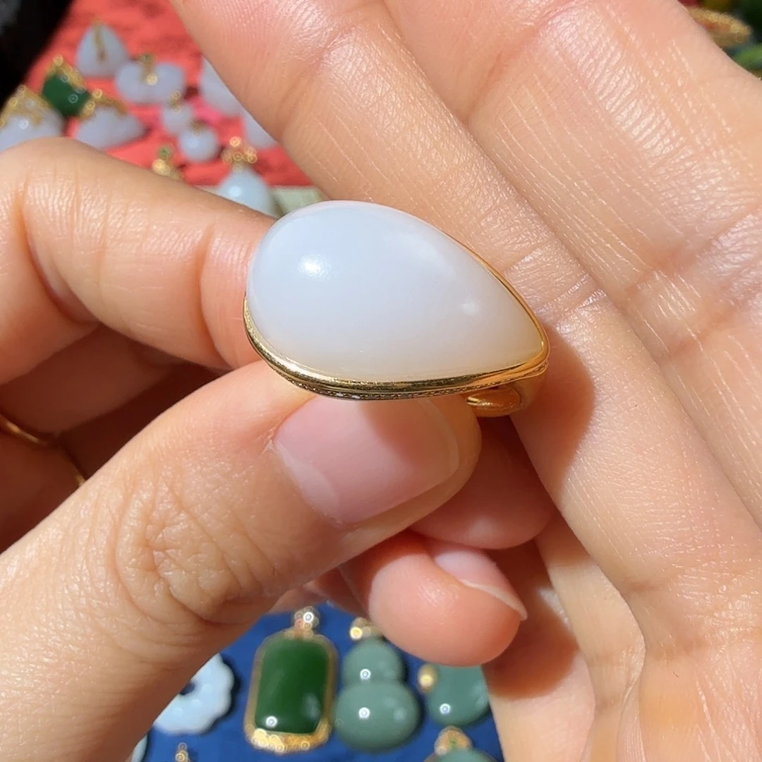 和田玉18K金镶嵌颈饰