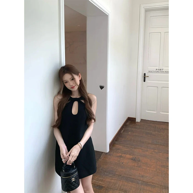 韩系甜美少女小黑裙2025夏季新款ins性感镂空气质简约挂脖连衣裙