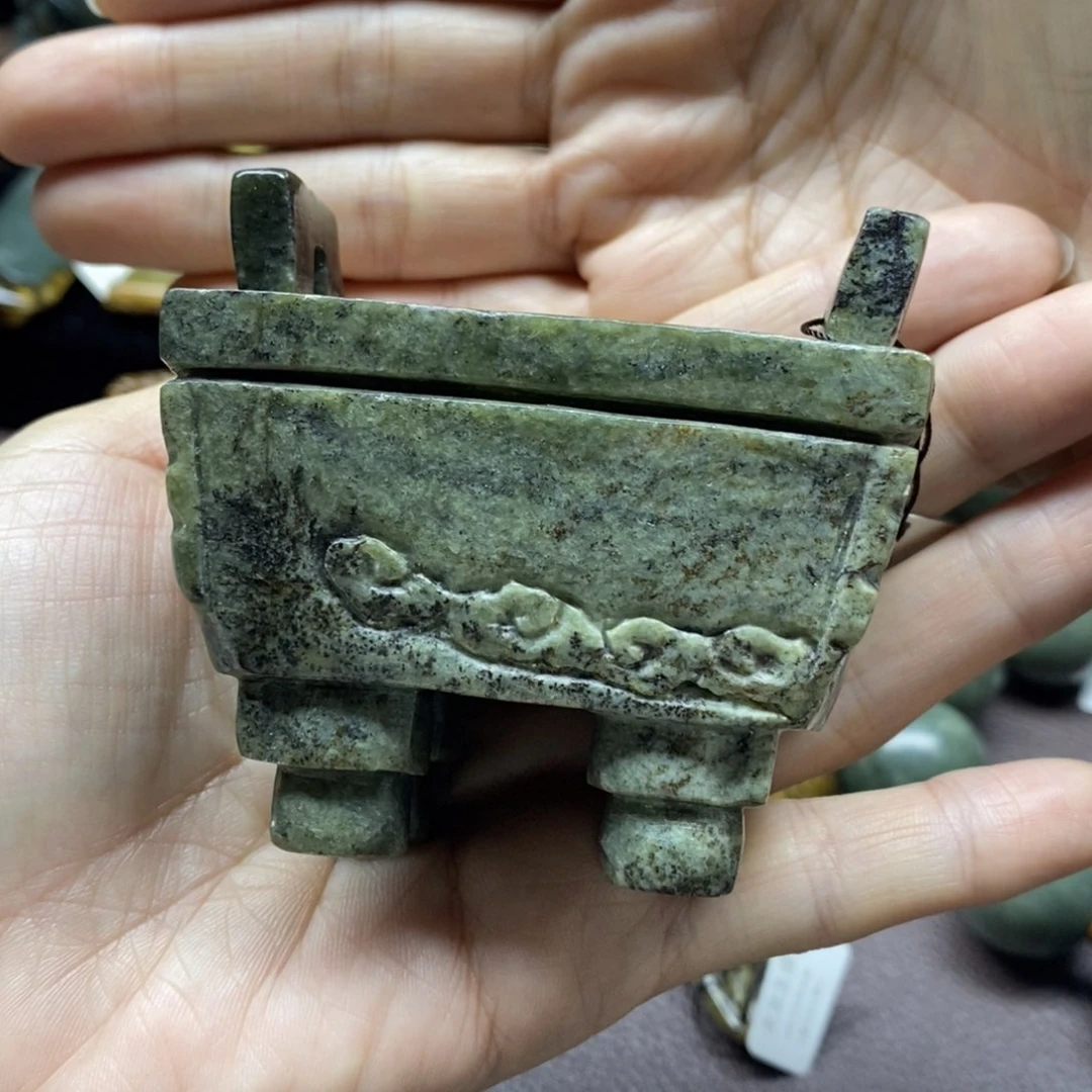 未镶嵌岫岩河磨玉（透闪石质玉）把件