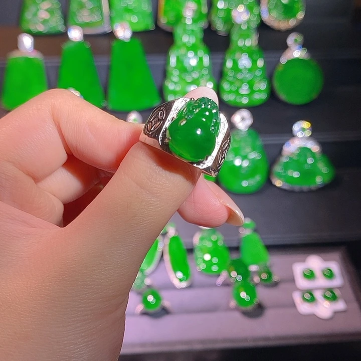 翡翠18K金镶嵌戒指