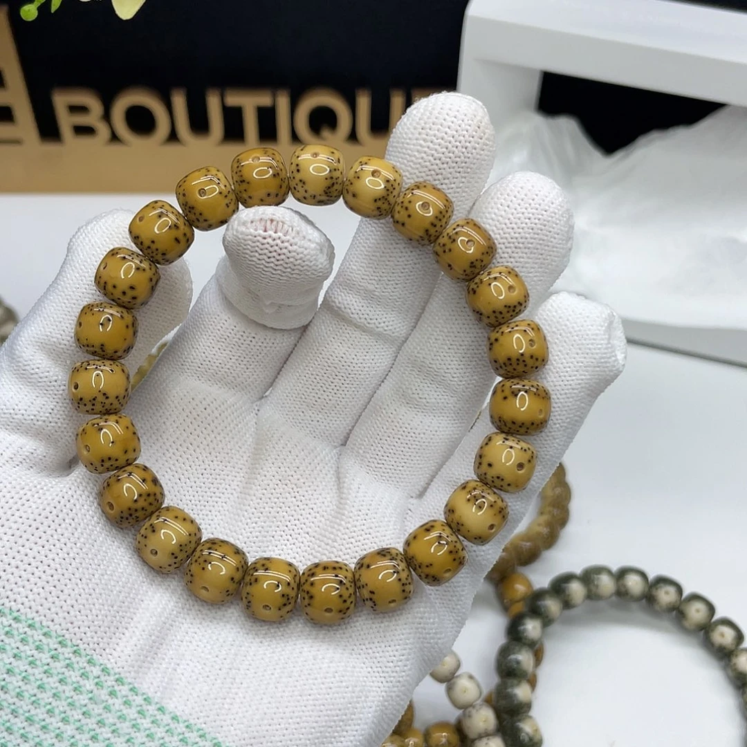 吊坠星月菩提33。10/9鸡油黄通体留白