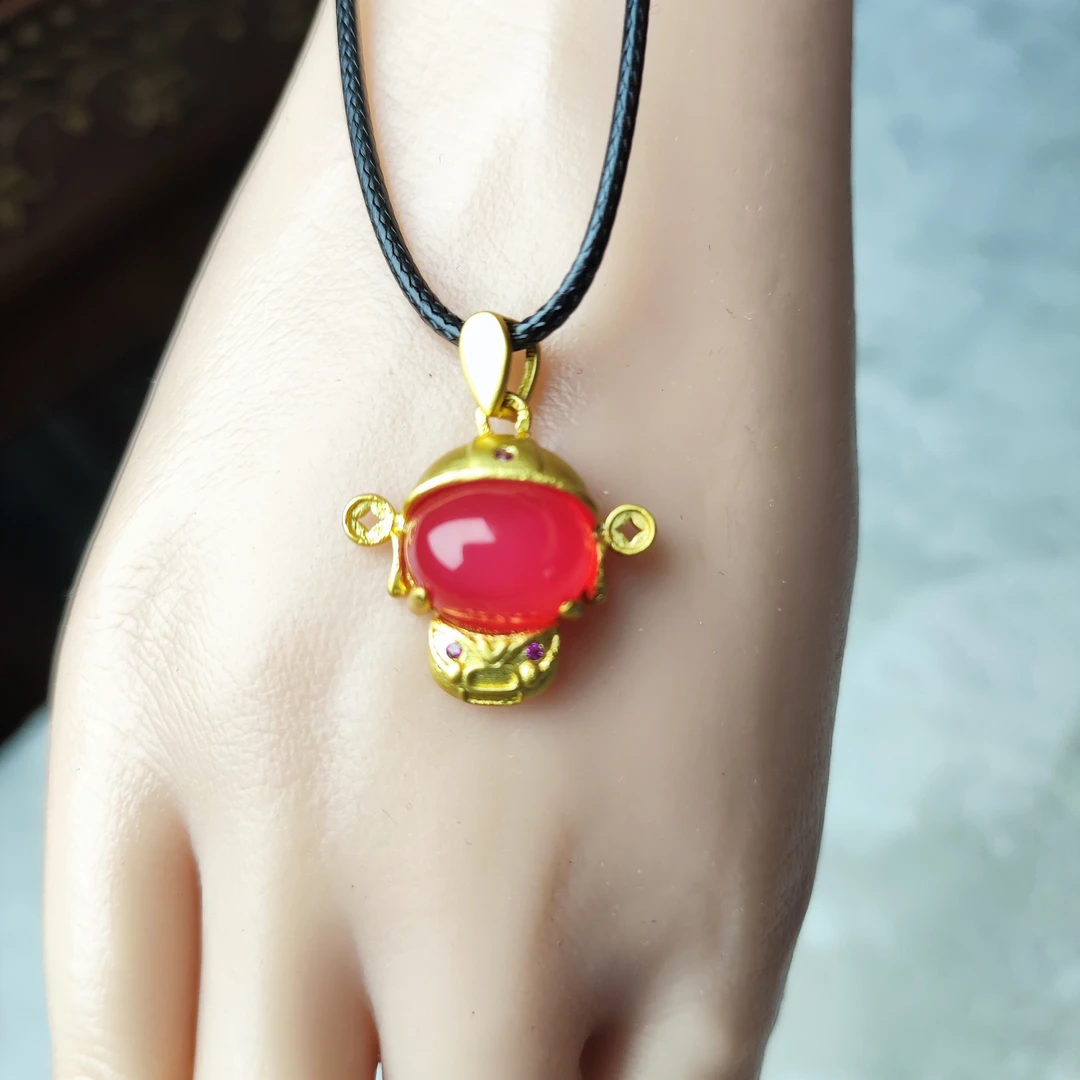 天然高冰红玛瑙玉髓精致气质百搭财神吊坠