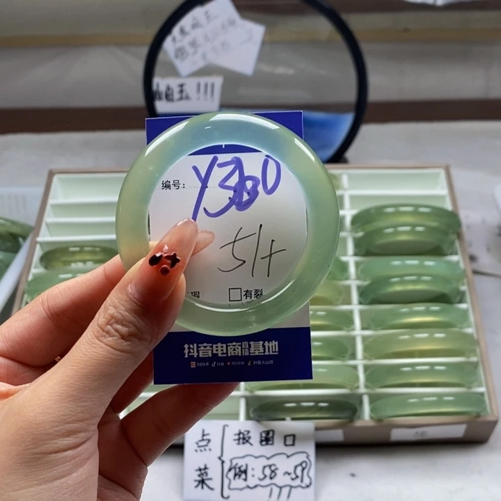蛇纹石玉手镯未镶嵌参*