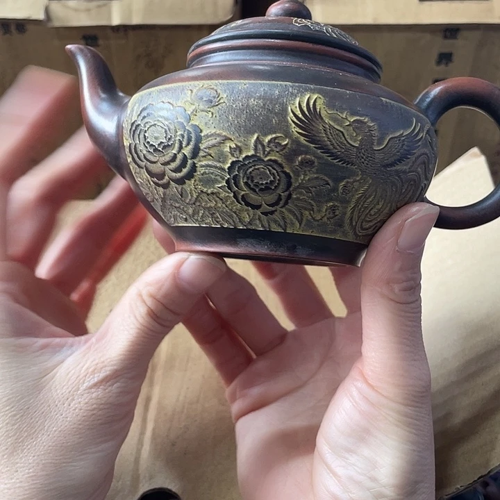 茶壶紫砂原矿泥料手工制作的一把紫砂壶。