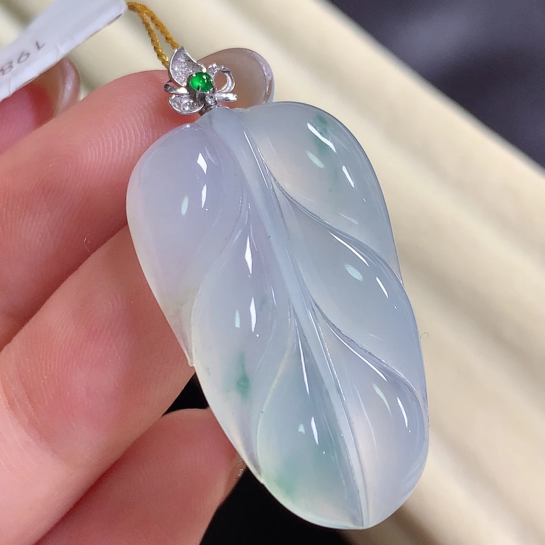 翡翠18K金镶嵌颈饰叶子