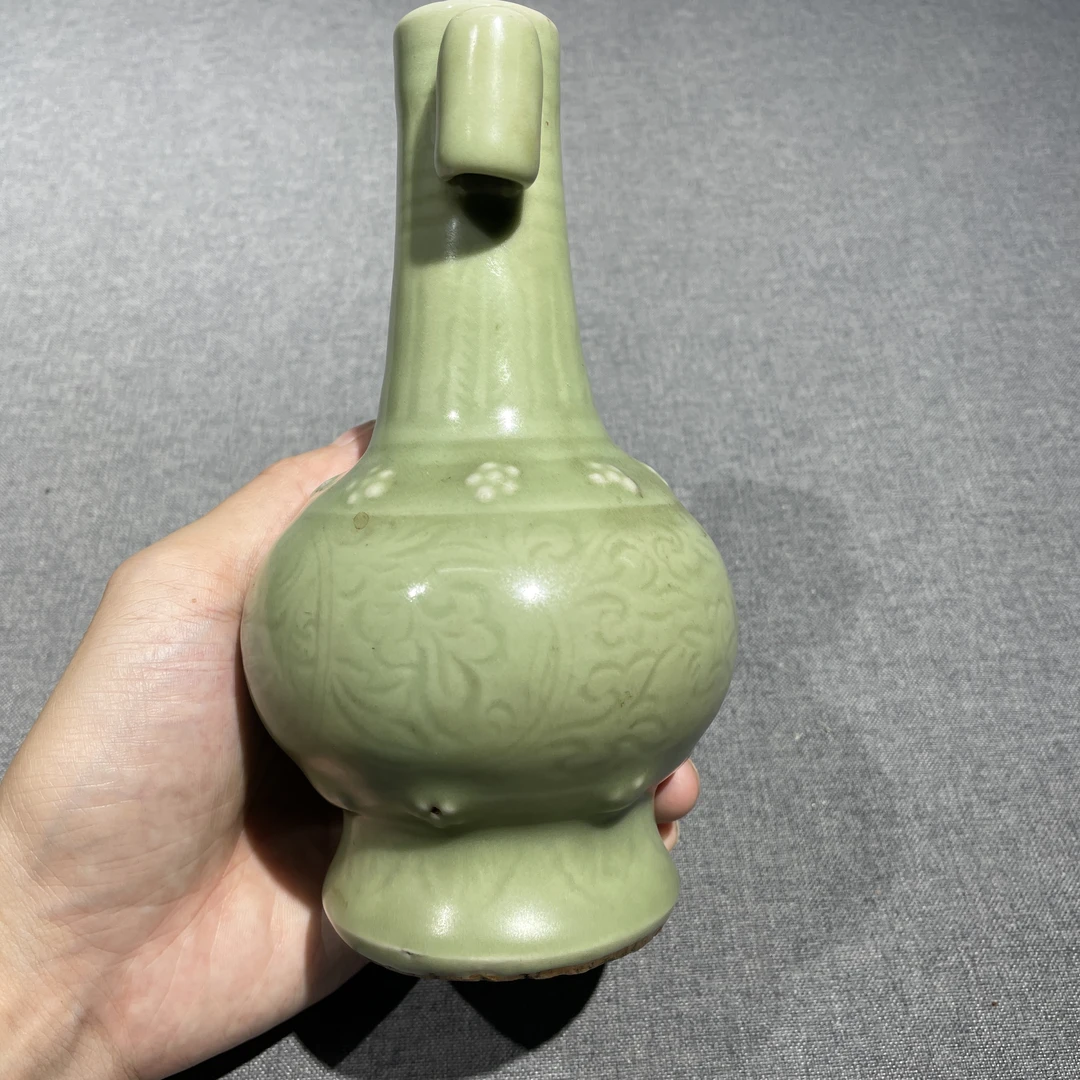【拍卖】Lot 22628 暗刻花卉瓶