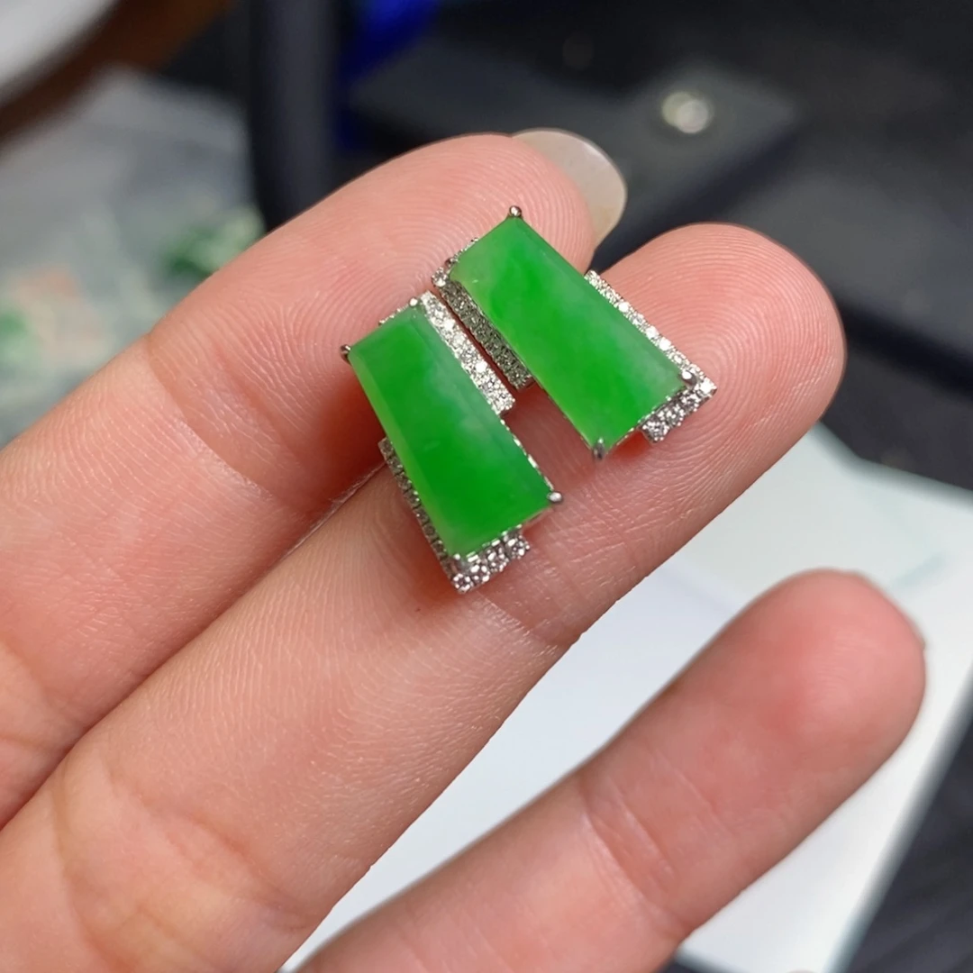 翡翠18K金镶嵌耳饰阳绿耳钉