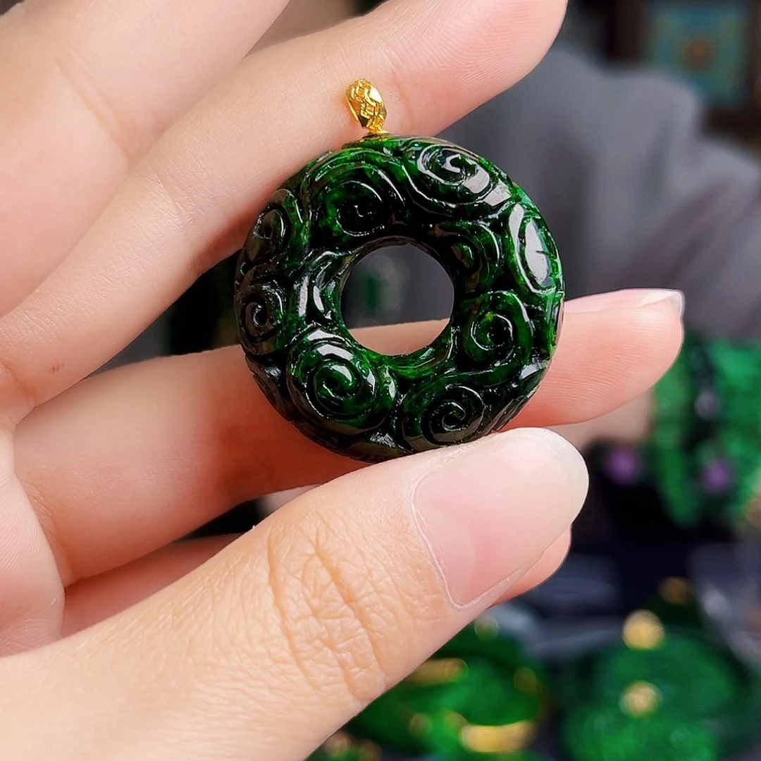 颈饰18K金镶嵌翡翠多样性