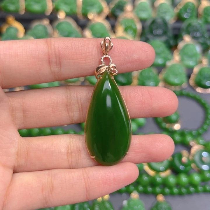 颈饰18K金镶嵌和田玉（碧玉）