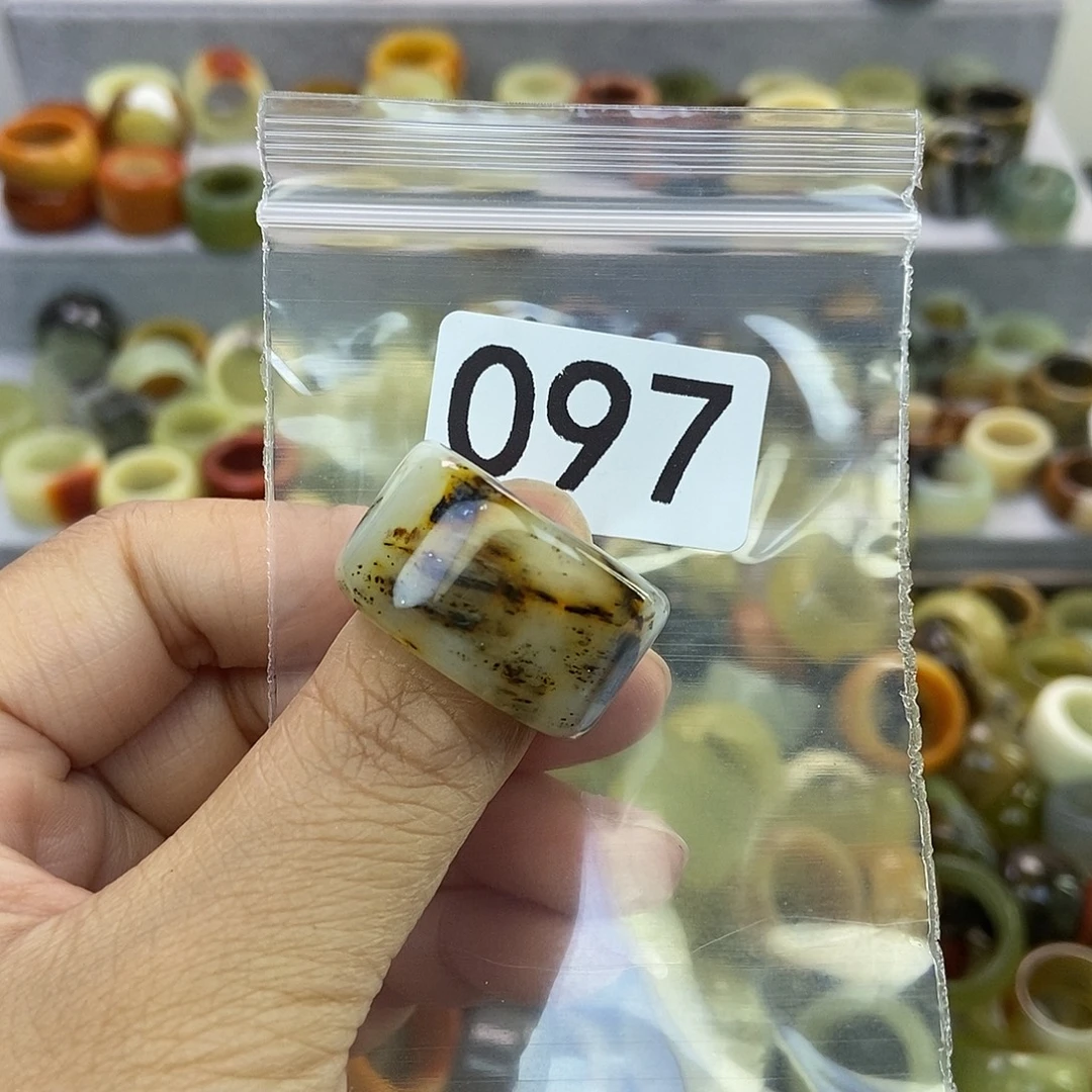 禾****蛇纹石玉未镶嵌戒指