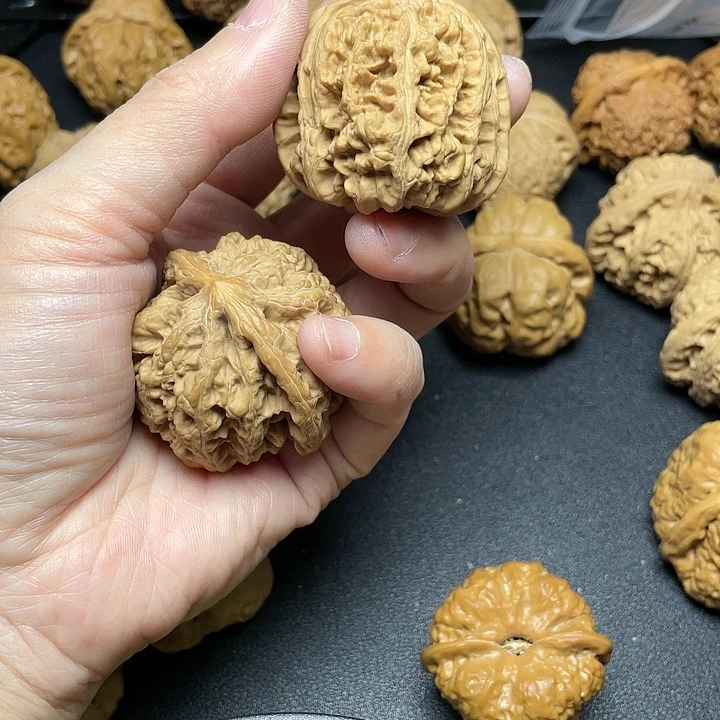 文玩核桃吊坠s粗筋