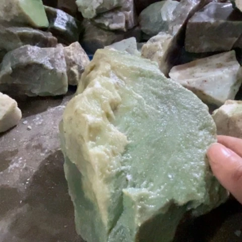 透闪石质玉未镶嵌珠宝半成品远****着